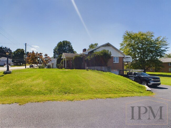 Building Photo - Spacious 3 Bedroom Located in Northeastern...