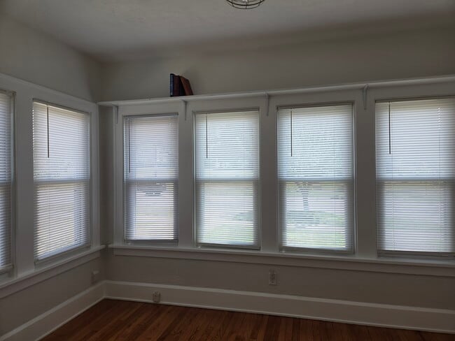 Building Photo - 328 E 6th St