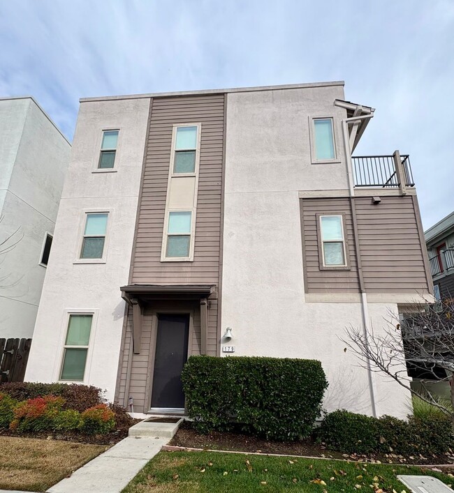 Vibrant 3 story 2bed/2.5bath home at the Mill at Broadway - Vibrant 3 story 2bed/2.5bath home at the Mill at Broadway