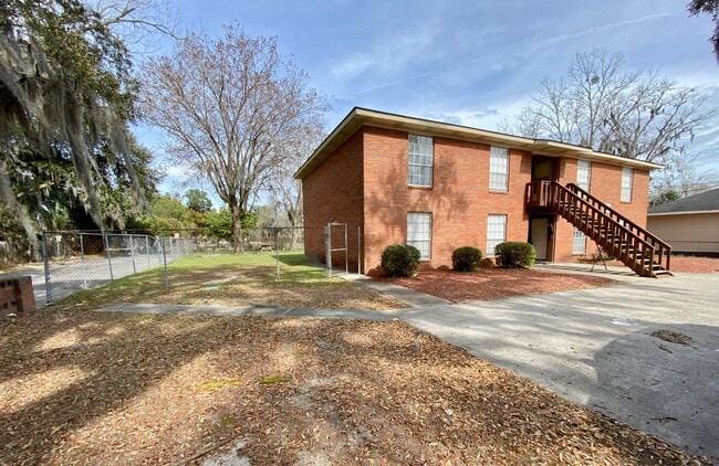 Building Photo - 2 bedroom/1 bath condo with off-street par...