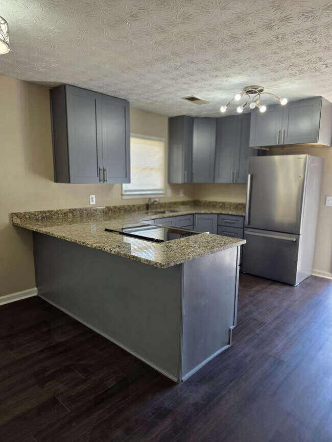 Building Photo - 4420 Lynn Dr