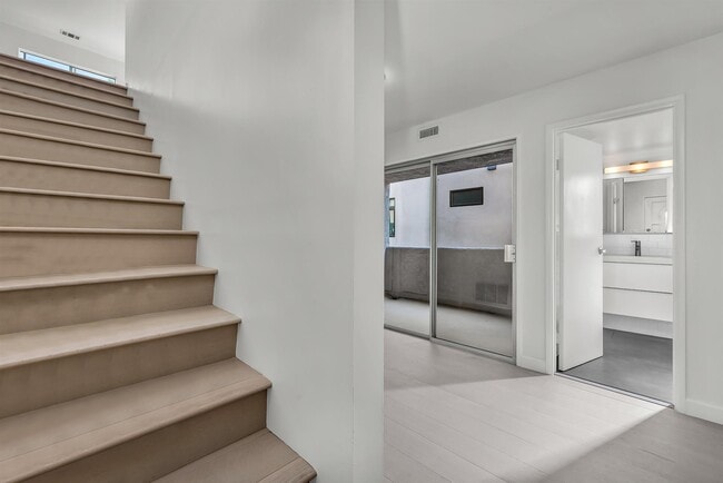 Building Photo - 466 S Venice Blvd