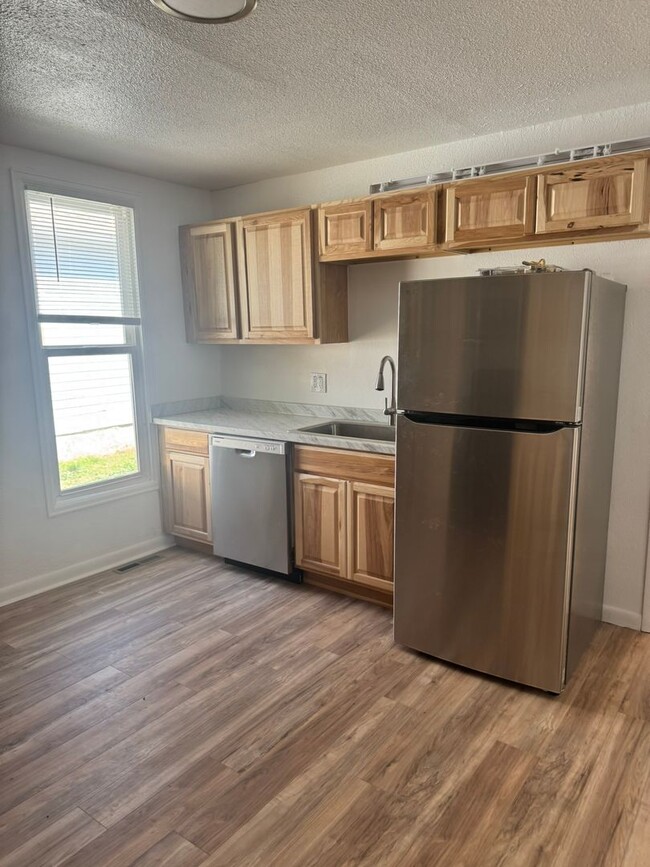 Building Photo - Newly Renovated