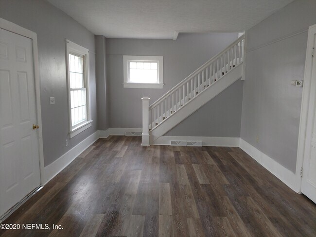 Building Photo - 317 Woodbine Ave