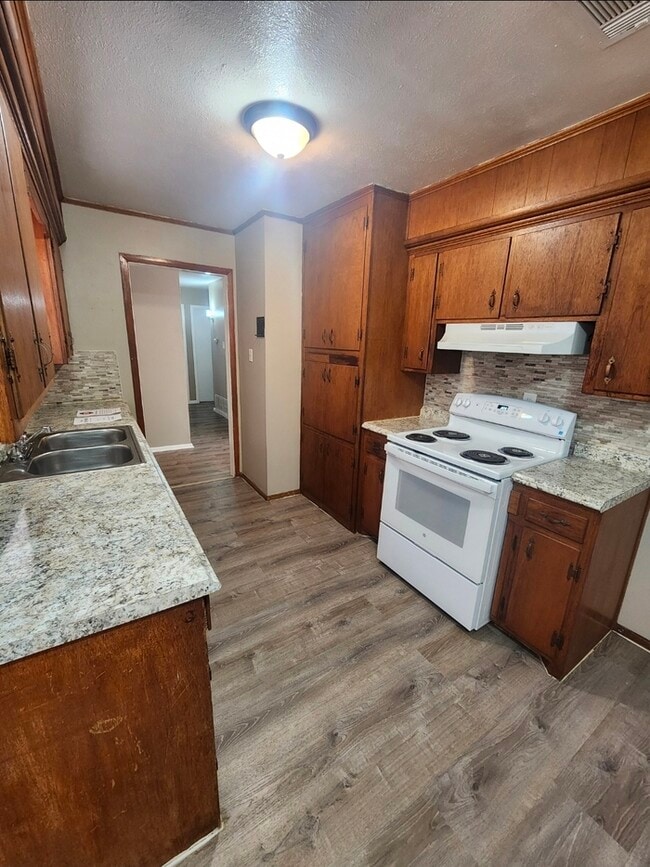 Building Photo - 3 bed 2 bath home with 1 car garage