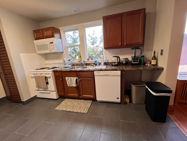 Building Photo - Move In July 1st 2025! 2 Bedroom 2 bath - ...