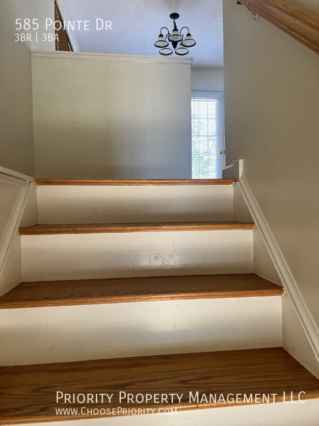 Building Photo - 585 Pointe Dr