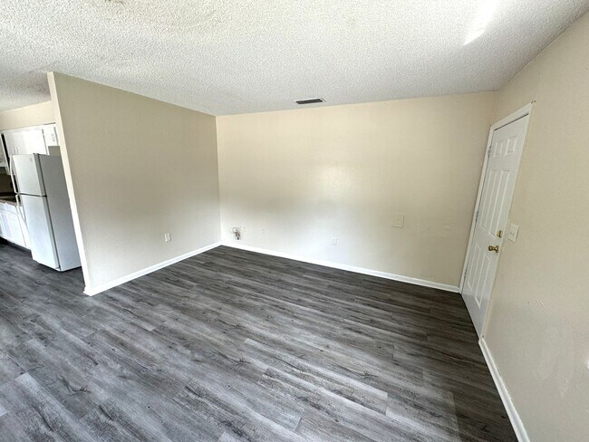 Building Photo - Lakeland 2BR/1BA Apartment! HUGE BEDROOMS!...