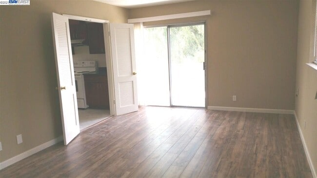 Building Photo - 564 S Fair Oaks Ave