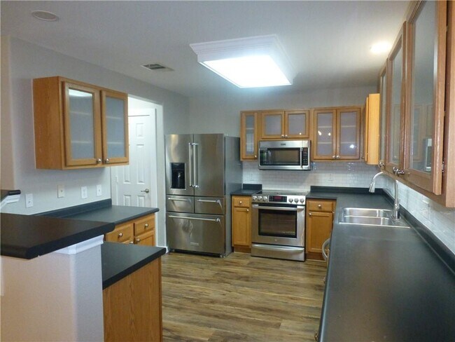 Building Photo - 5513 Sunday Silence Dr