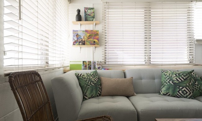 Sala de estar con sofá banco y TV - 3254 Mokihana St