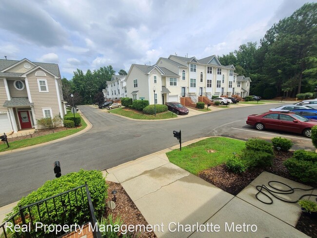 Building Photo - 2 br, 2.5 bath House - 2833 Avalon Loop Road