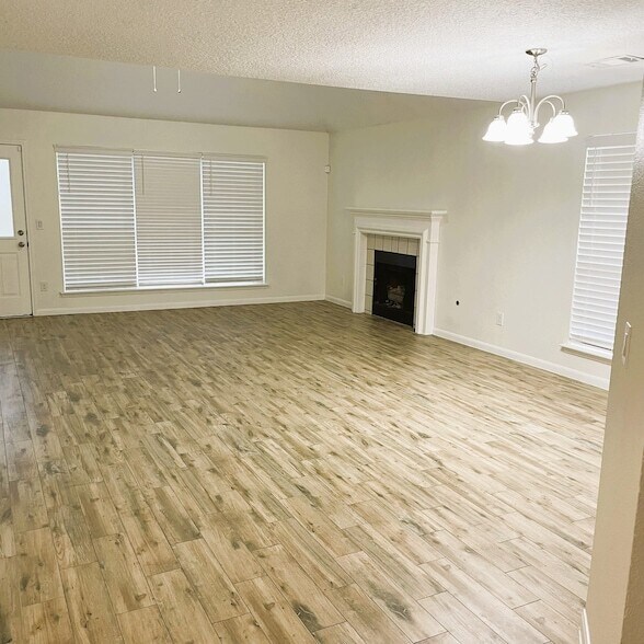 Foto del edificio - 18143 Holly Forest Dr