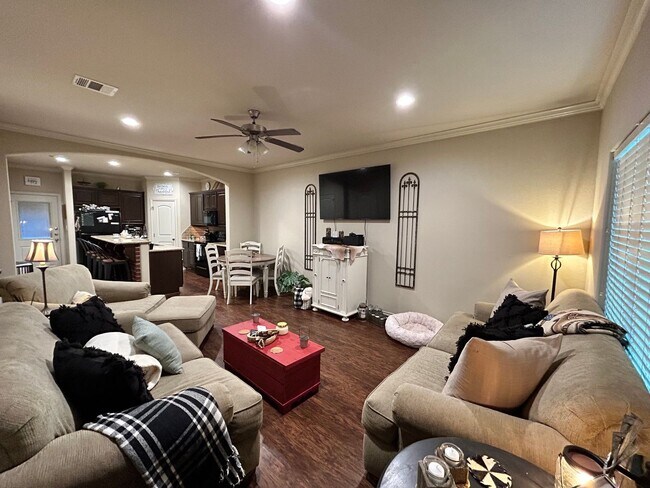 Foto del edificio - January Move In! Large 2 Bed, 2.5 Bath Con...