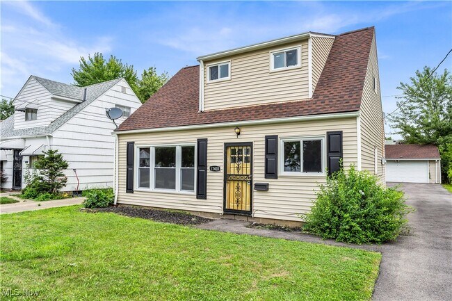 Foto del edificio - 17401 Wayne Dr