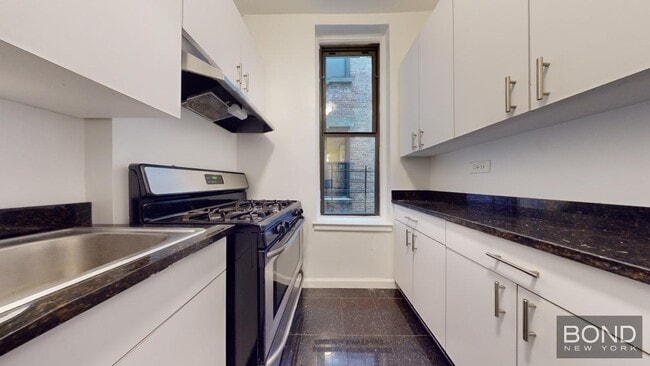 Building Photo - 106 E 81st St