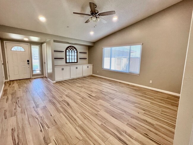 Foto del edificio - $2,850 Shaw & Academy 4 Bedroom / 2 Bathro...