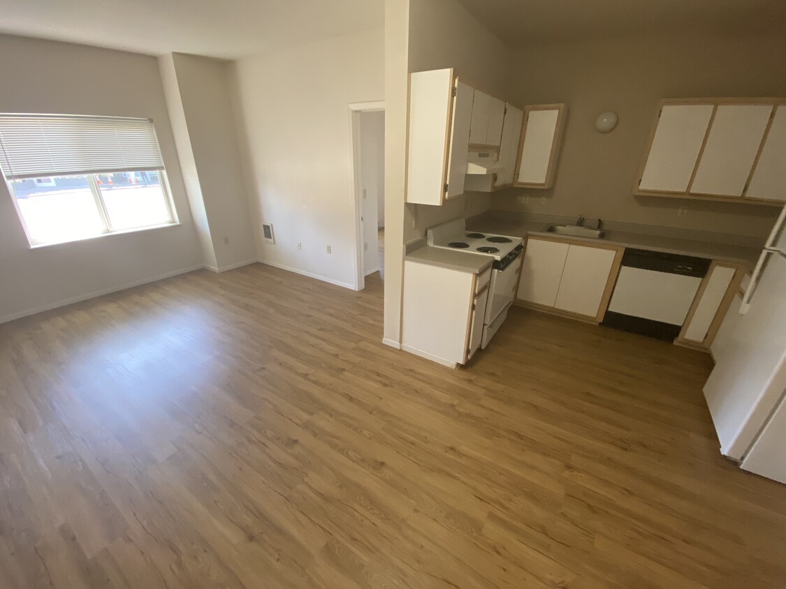 Kitchen / Living Room - 6819 NE Sandy Blvd