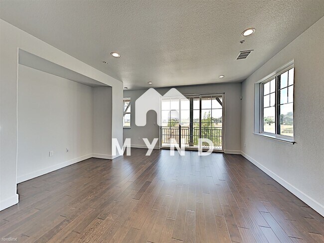 Building Photo - 4 br, 4.5 bath Townhome - 245 Valencia Ave