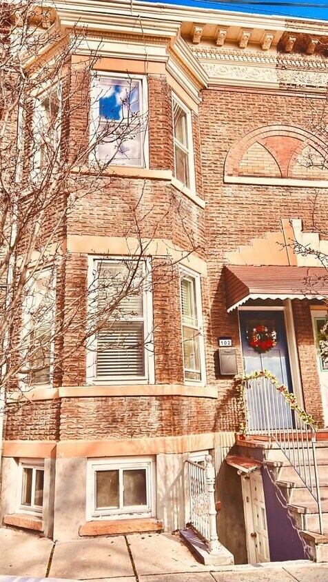 Primary Photo - 102 40th St