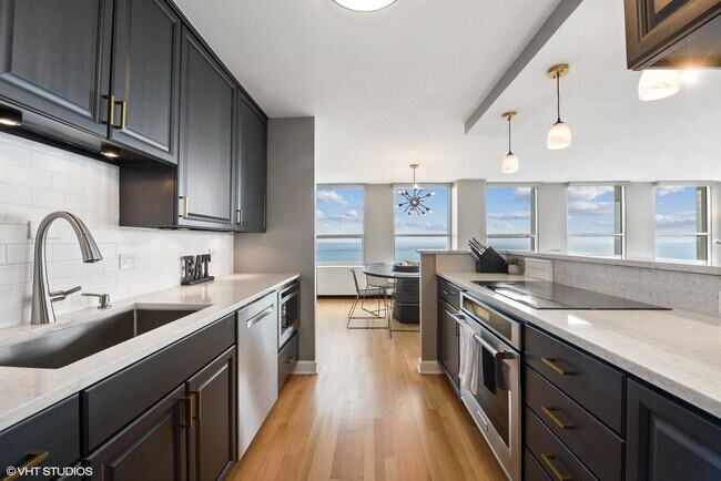 Foto del edificio - 2626 N Lakeview Ave