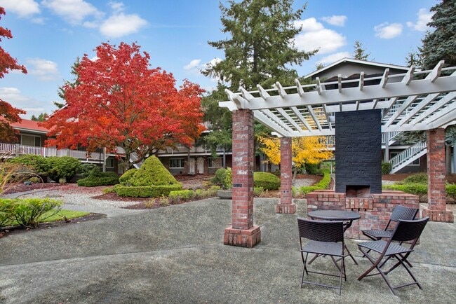 Building Photo - Colonial Square