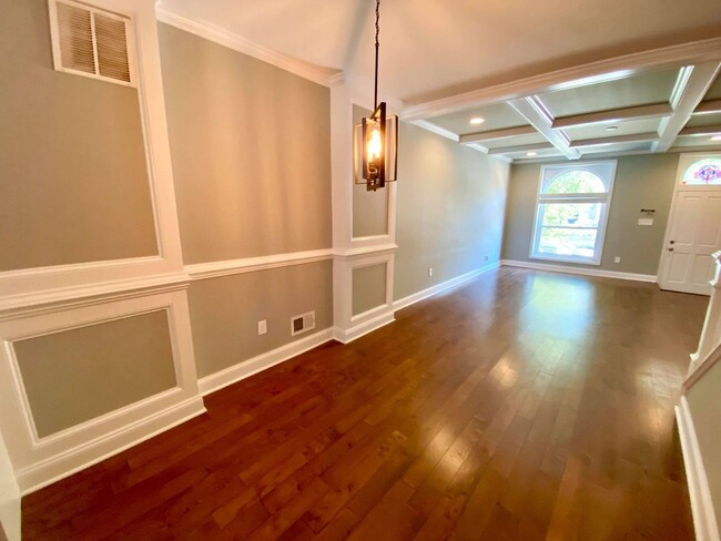 Building Photo - Immaculate 2 Bed/3 Bath Renovated Townhome...