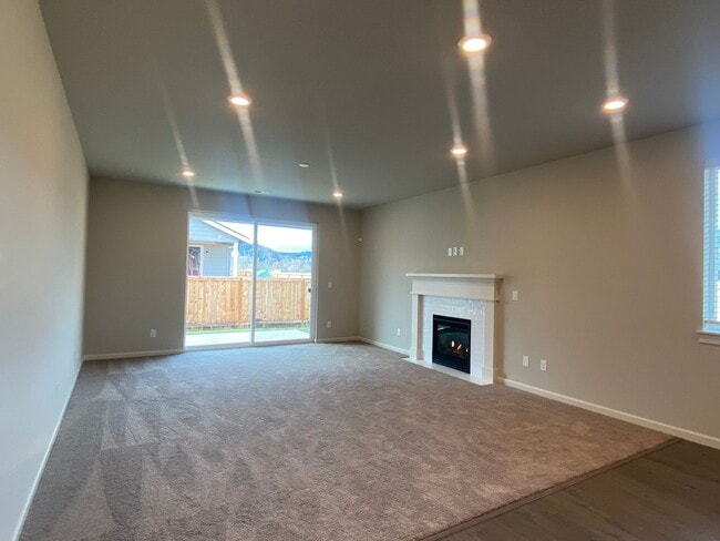 Building Photo - LONGVIEW AREA RANCH STYLE HOME ON LARGE CO...