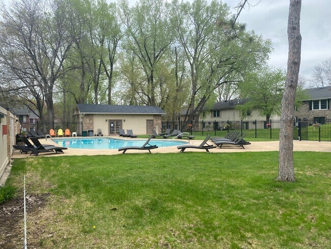 Foto del edificio - 4572 Cedar Lake Rd S