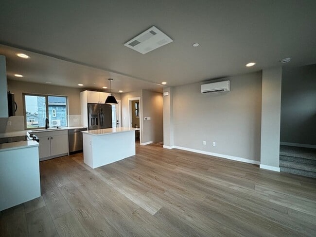 Building Photo - 688 Venture Wy