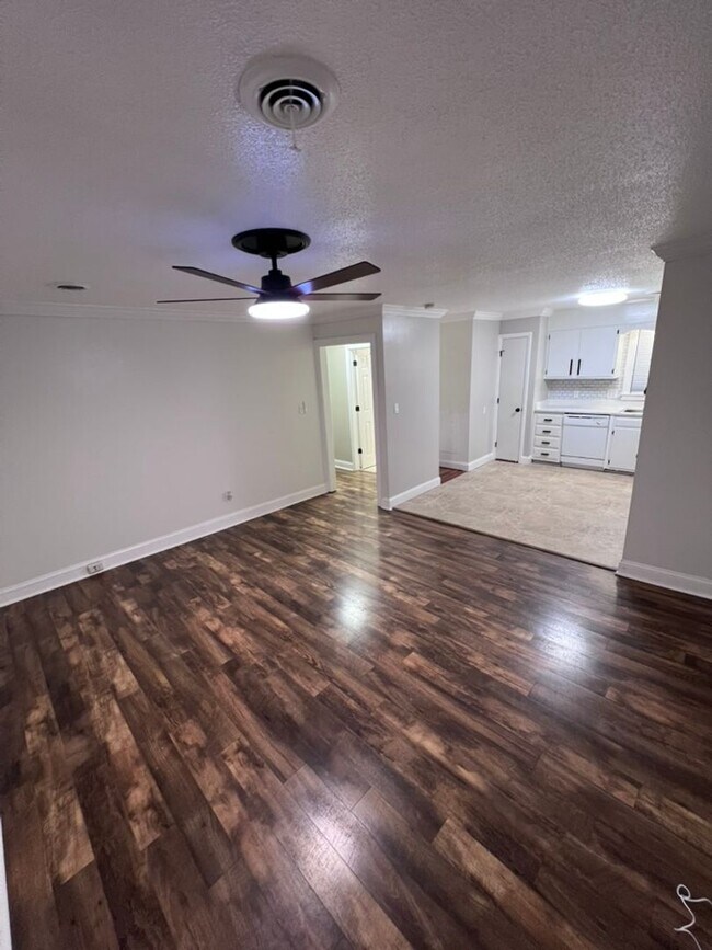 Building Photo - Private Duplex Style 2-bedroom!