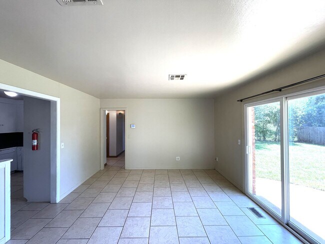 Building Photo - Charming 3-bedroom Home close to Lake Hefner!