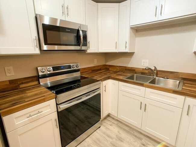 Building Photo - 1150 Sunset Boulevard Northeast, Unit 226