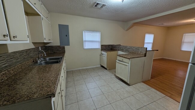 Building Photo - 902 N McKinley Ave