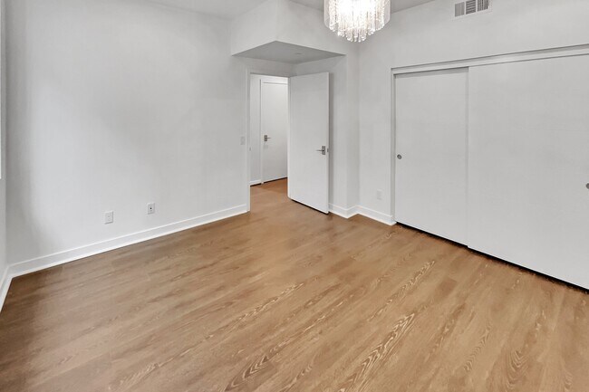 Foto del edificio - 1536 N Mercury Dr