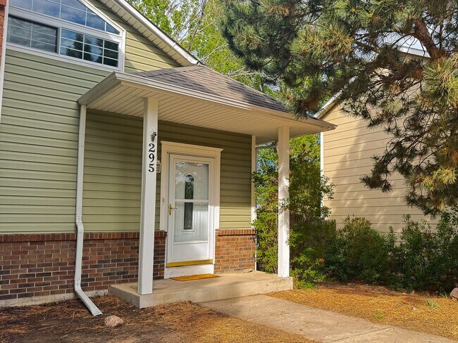 Foto del edificio - 4 bedroom with large backyard