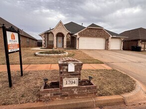 Building Photo - 1704 Dorothy Dr