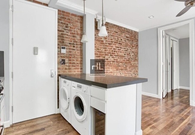 Building Photo - AMAZING 1 BR APARTMENT! WON'T LAST!! NO BR...