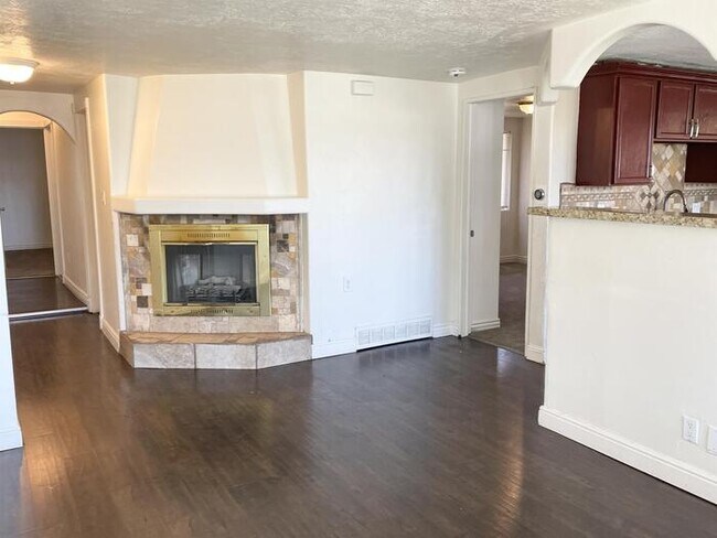 Building Photo - Spacious Taylorsville Home