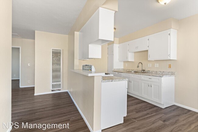 Building Photo - 3 br, 1 bath Apartment - 811 Gardenia Aven...