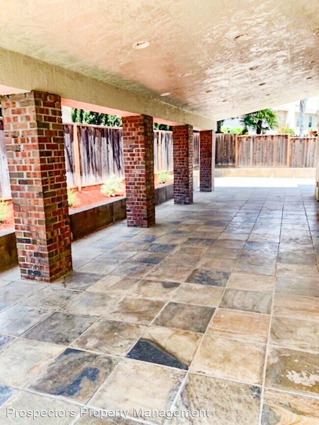 Building Photo - 4 br, 3 bath House - 15275 La Jolla Dr