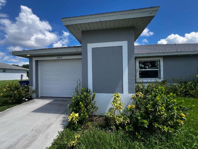 Foto del edificio - Haunt Your Dream Home: 3BR Duplex With Chi...