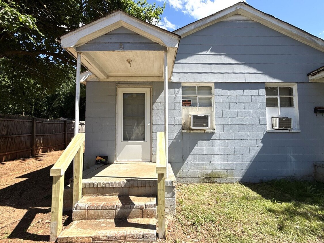 Primary Photo - 2-Bedroom Duplex!