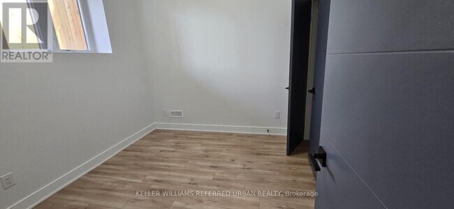 Photo du bâtiment - 354 Woodmount Ave