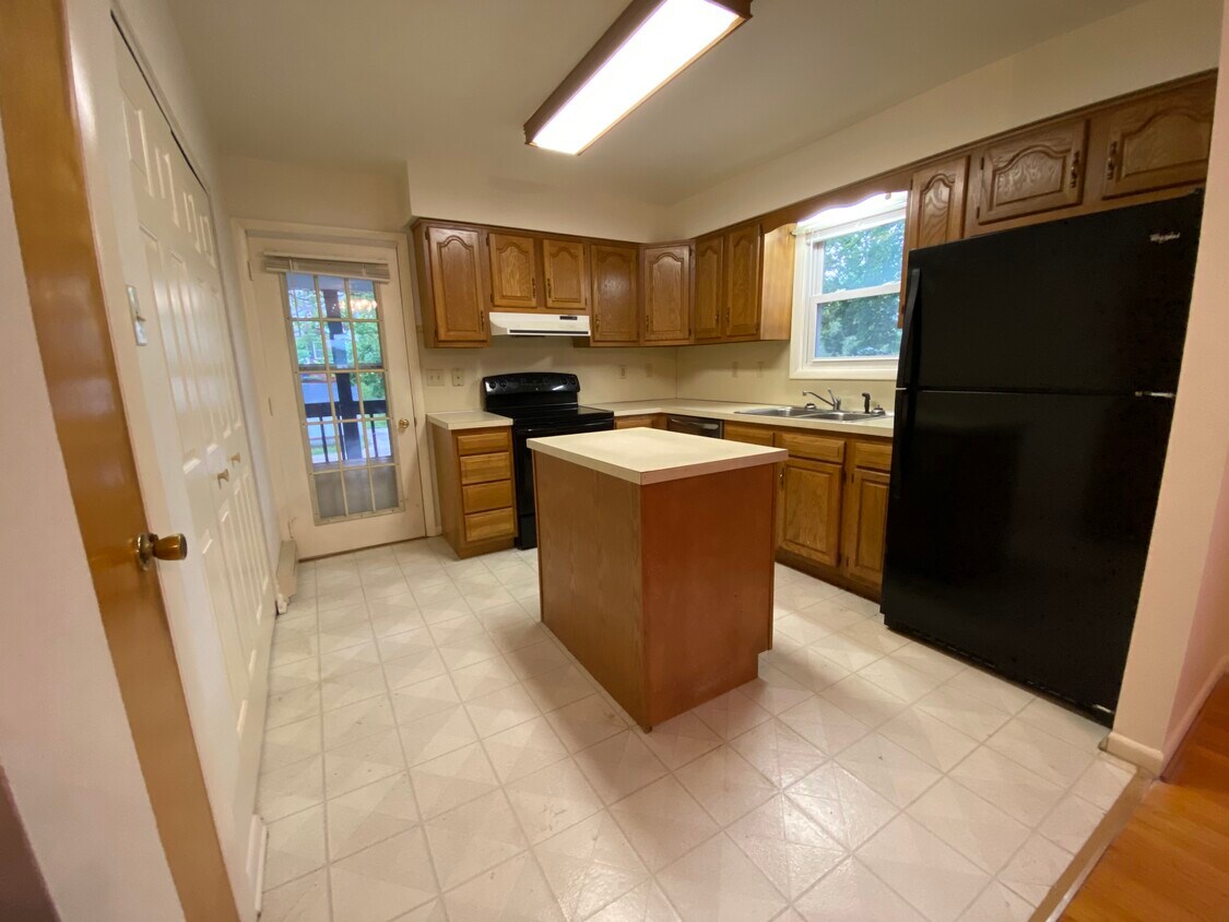 The kitchen view 1 - 923 St Clair St