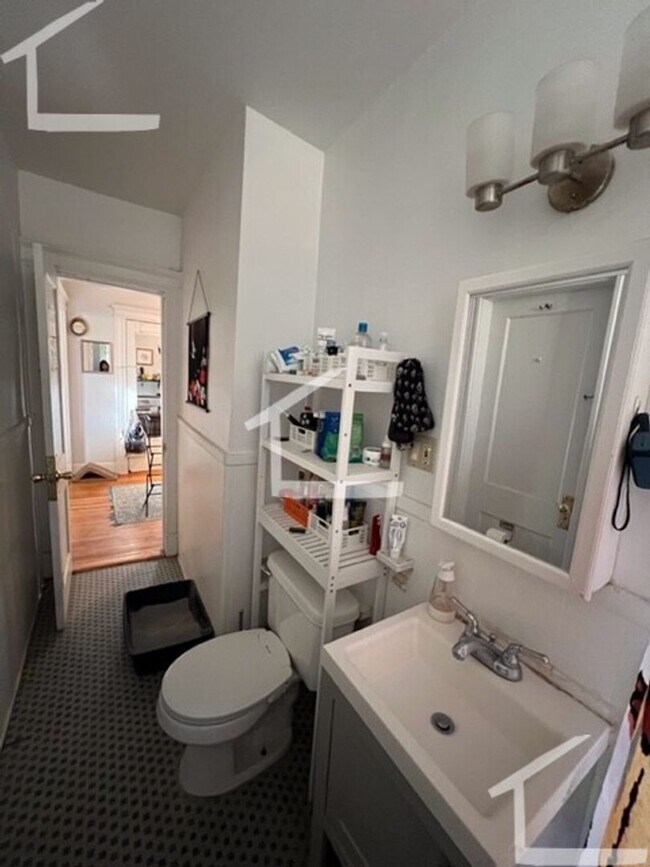 Foto del edificio - Gorgeous sunny apartment available now due to a lease break - great deal!