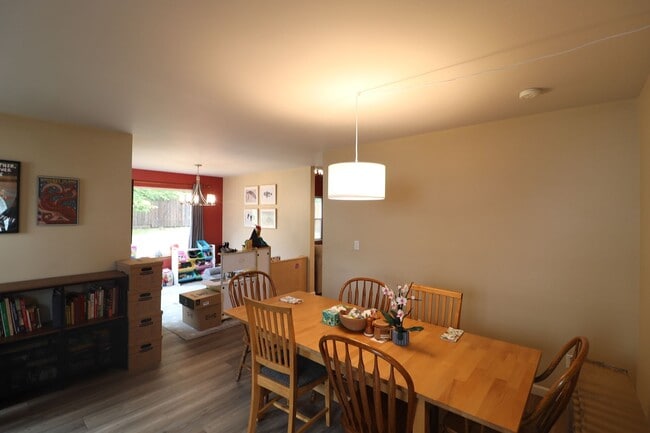 Building Photo - 4 Bed 2.5 Bath - Fully Fenced - Pet Friend...