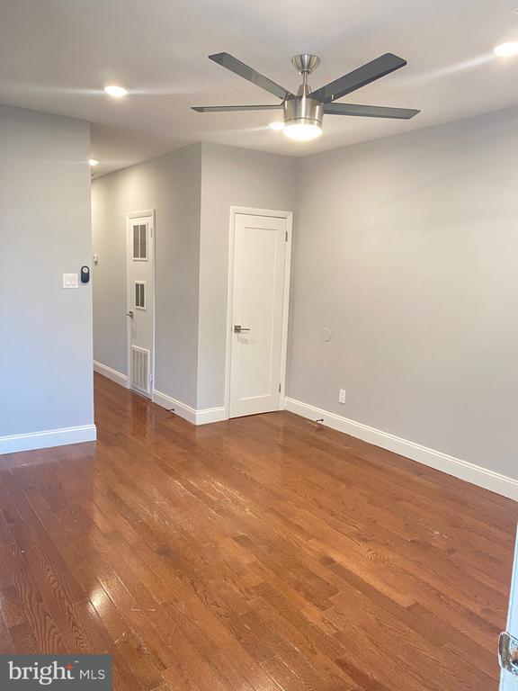 Foto del edificio - 400-18 W Walnut Ln