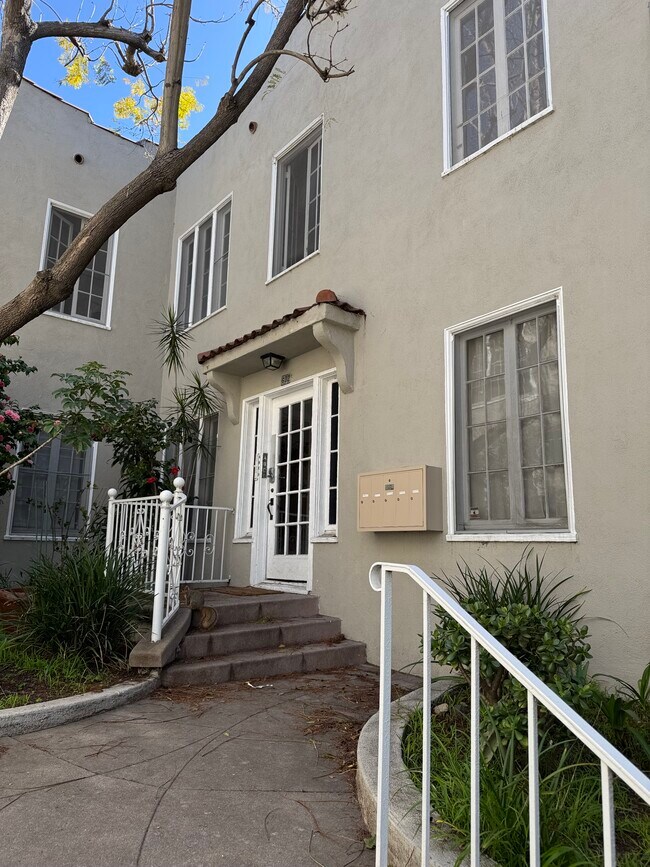 Building entrance - 602 Ashland Ave