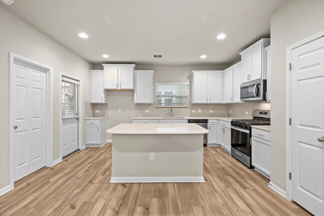 Foto del edificio - Beautiful 4bd/3.5ba Home! Upstairs Bonus Room & Faces Greenbelt in South Austin!